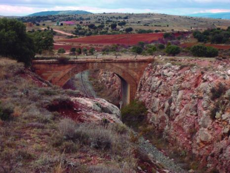 Puente sobre la vía férrea abandonada